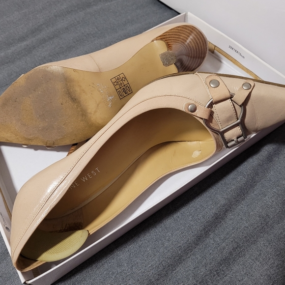 Nine West, size 8.5, off white stiletto shoes - Picture 4 of 5